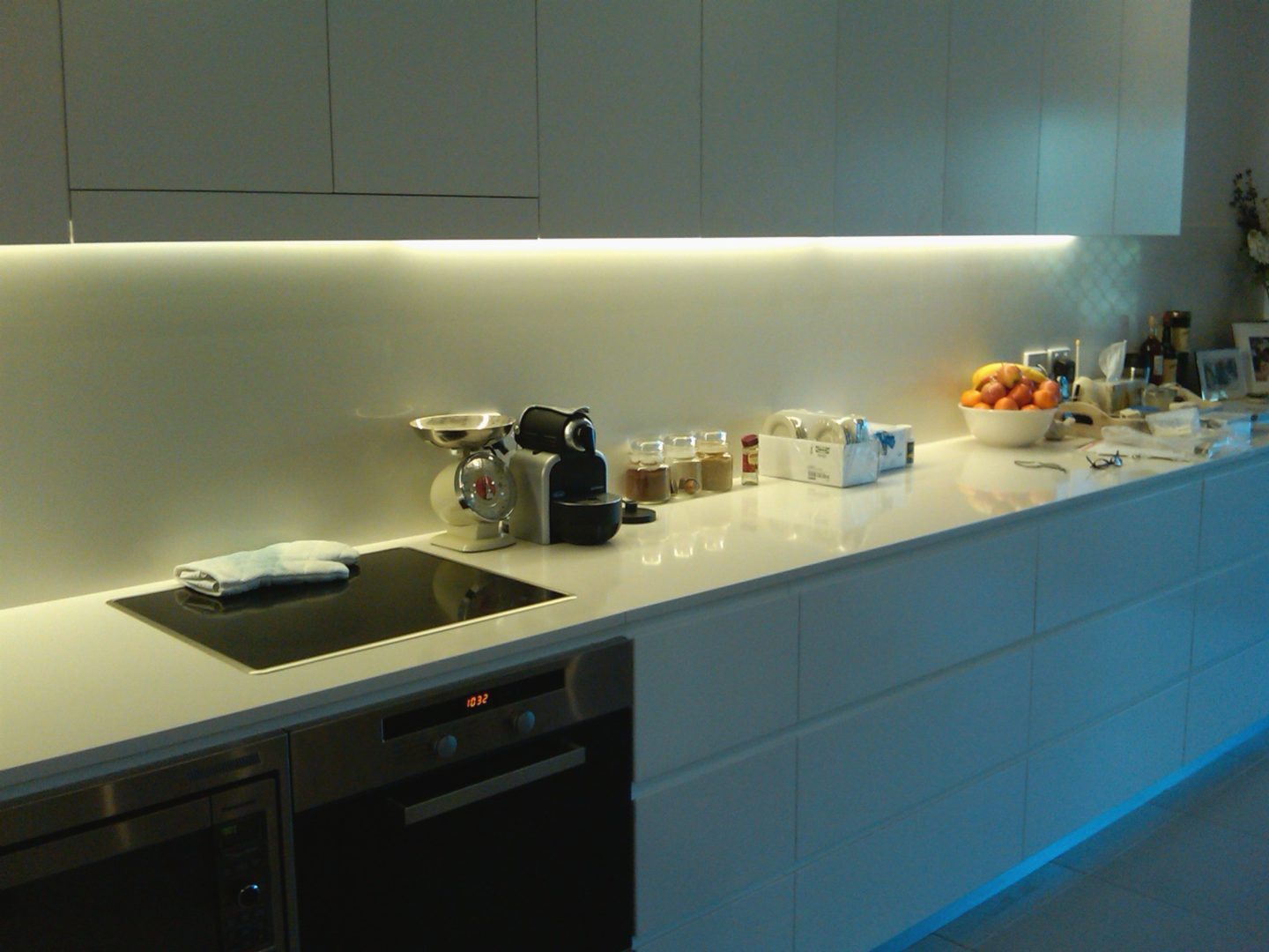 Подсветка на кухню. Часть первая: Магия бесконтактного включения. Led Kitchen Lights Img Source: londoarq.com